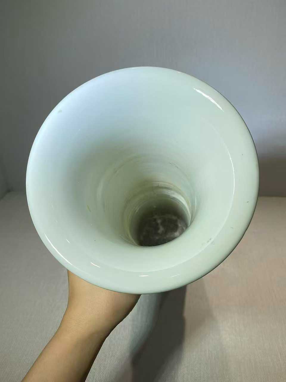 德化窑白釉暗刻饕餮芭蕉纹花觚