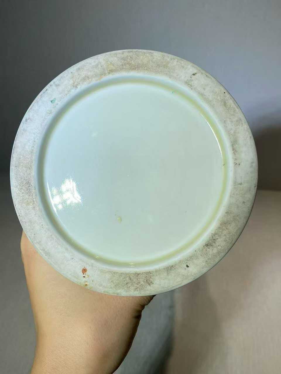 德化窑白釉暗刻饕餮芭蕉纹花觚