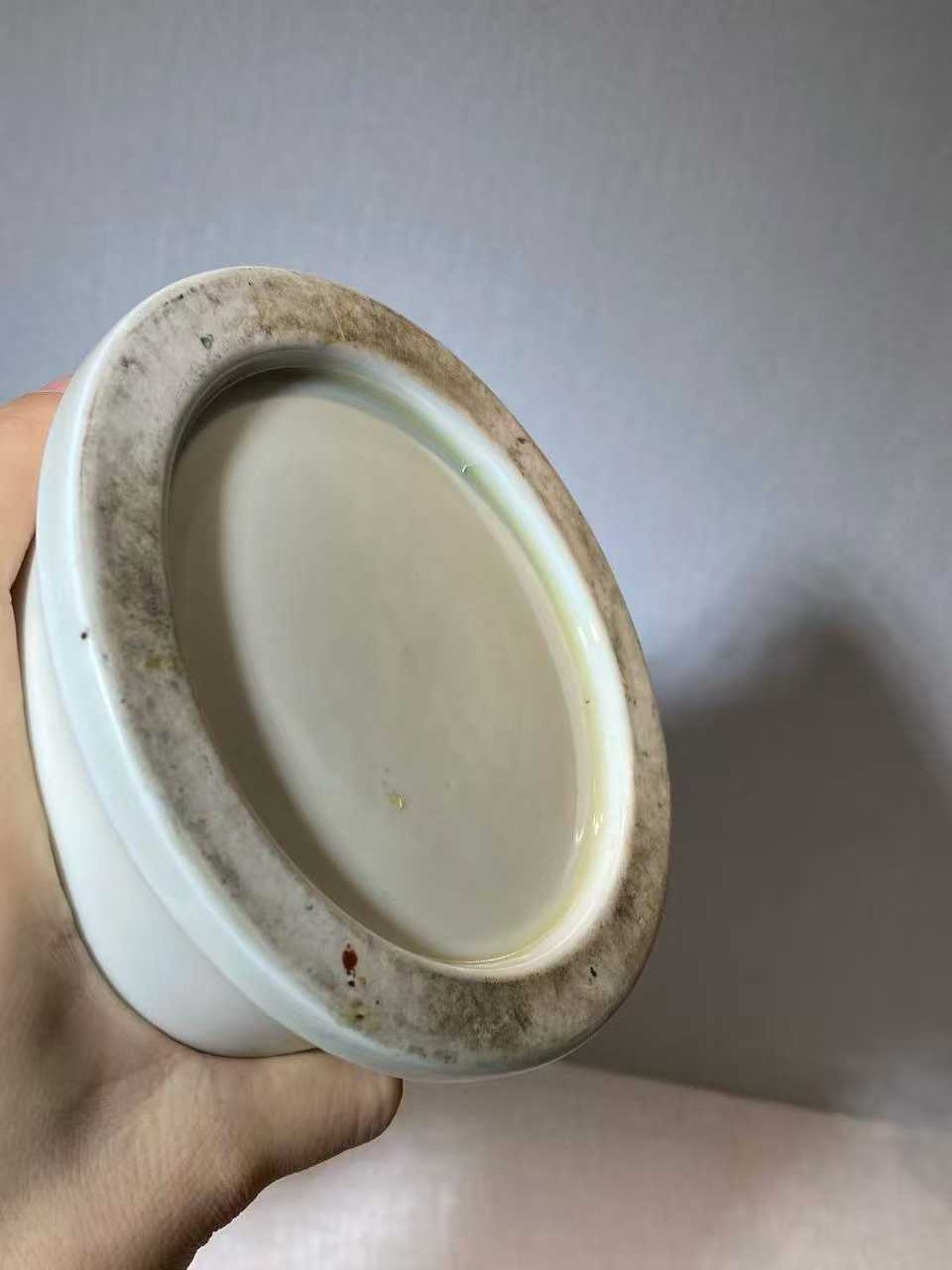 德化窑白釉暗刻饕餮芭蕉纹花觚
