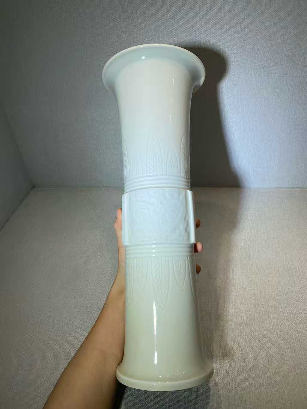 德化窑白釉暗刻饕餮芭蕉纹花觚