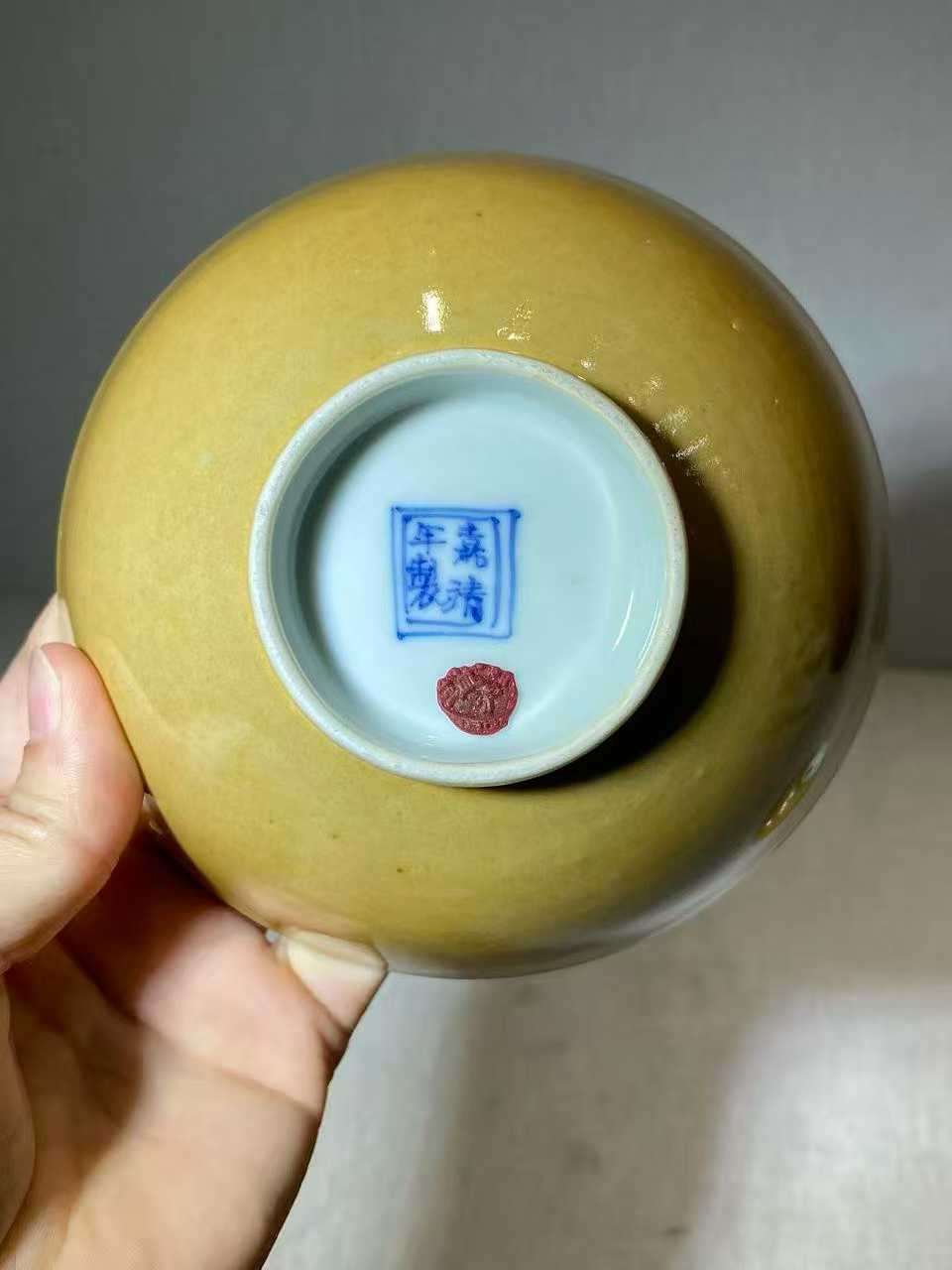 外酱釉内青花团龙纹盖碗 款：嘉靖年制