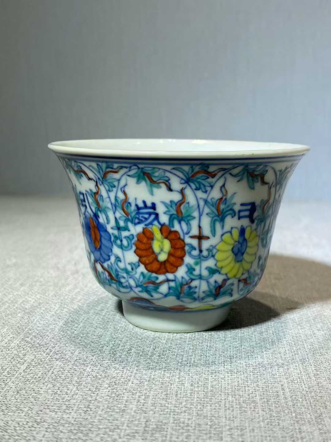 斗彩莲托梵纹杯 款：大清雍正年制