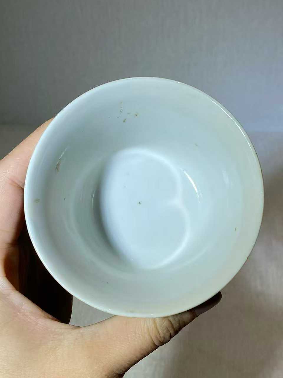 斗彩莲托梵纹杯 款：大清雍正年制