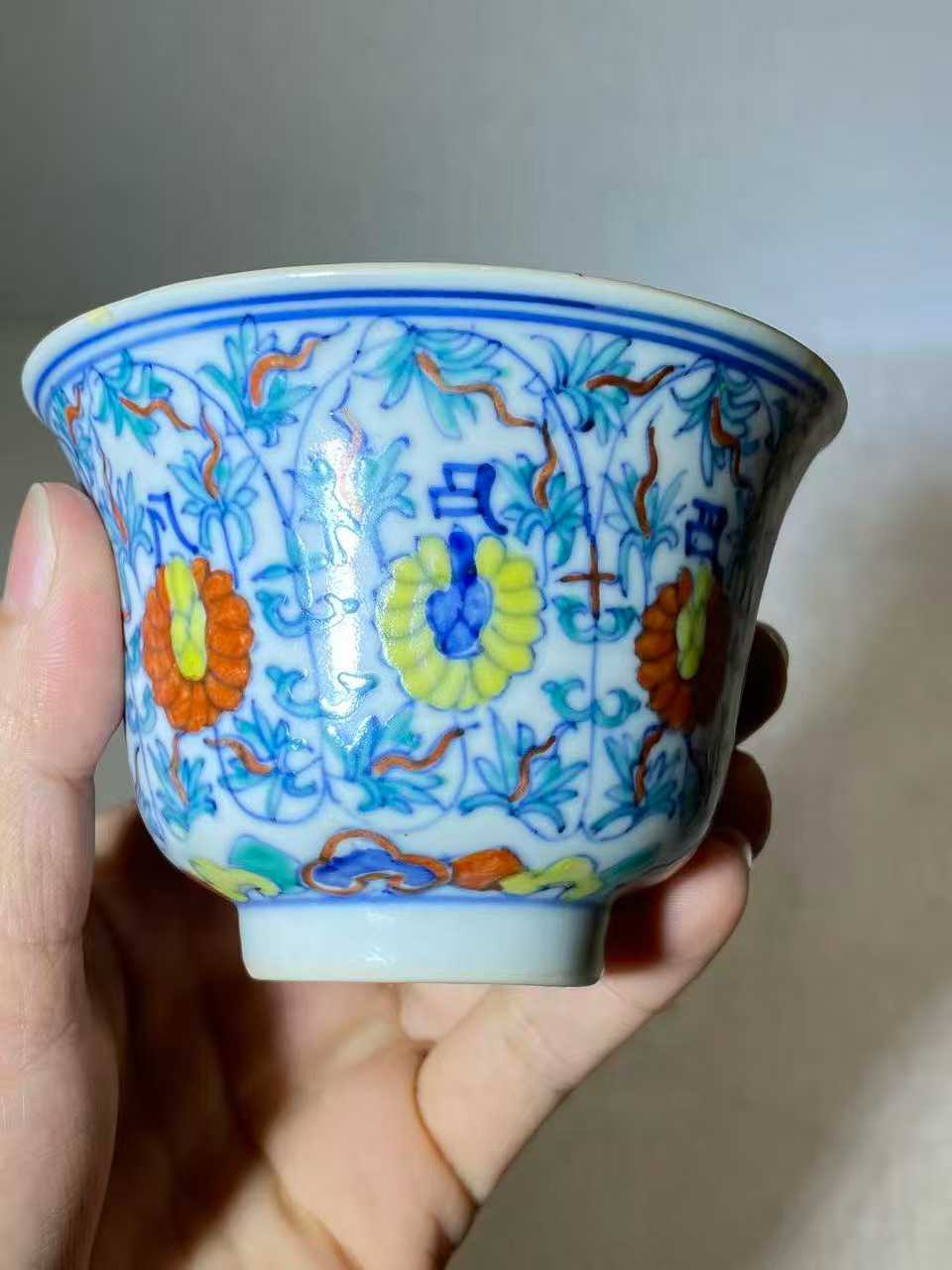 斗彩莲托梵纹杯 款：大清雍正年制