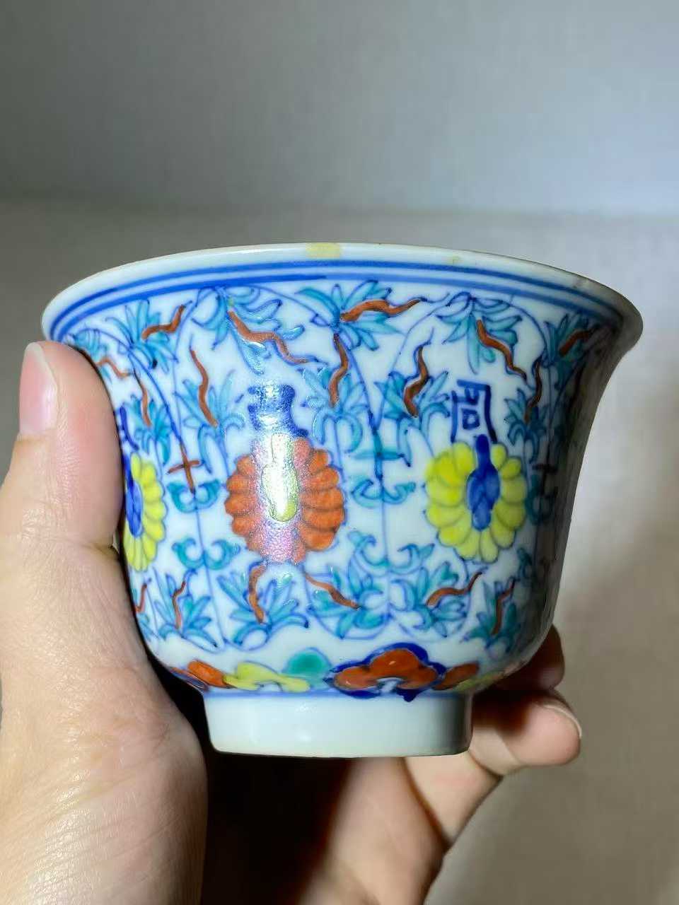 斗彩莲托梵纹杯 款：大清雍正年制