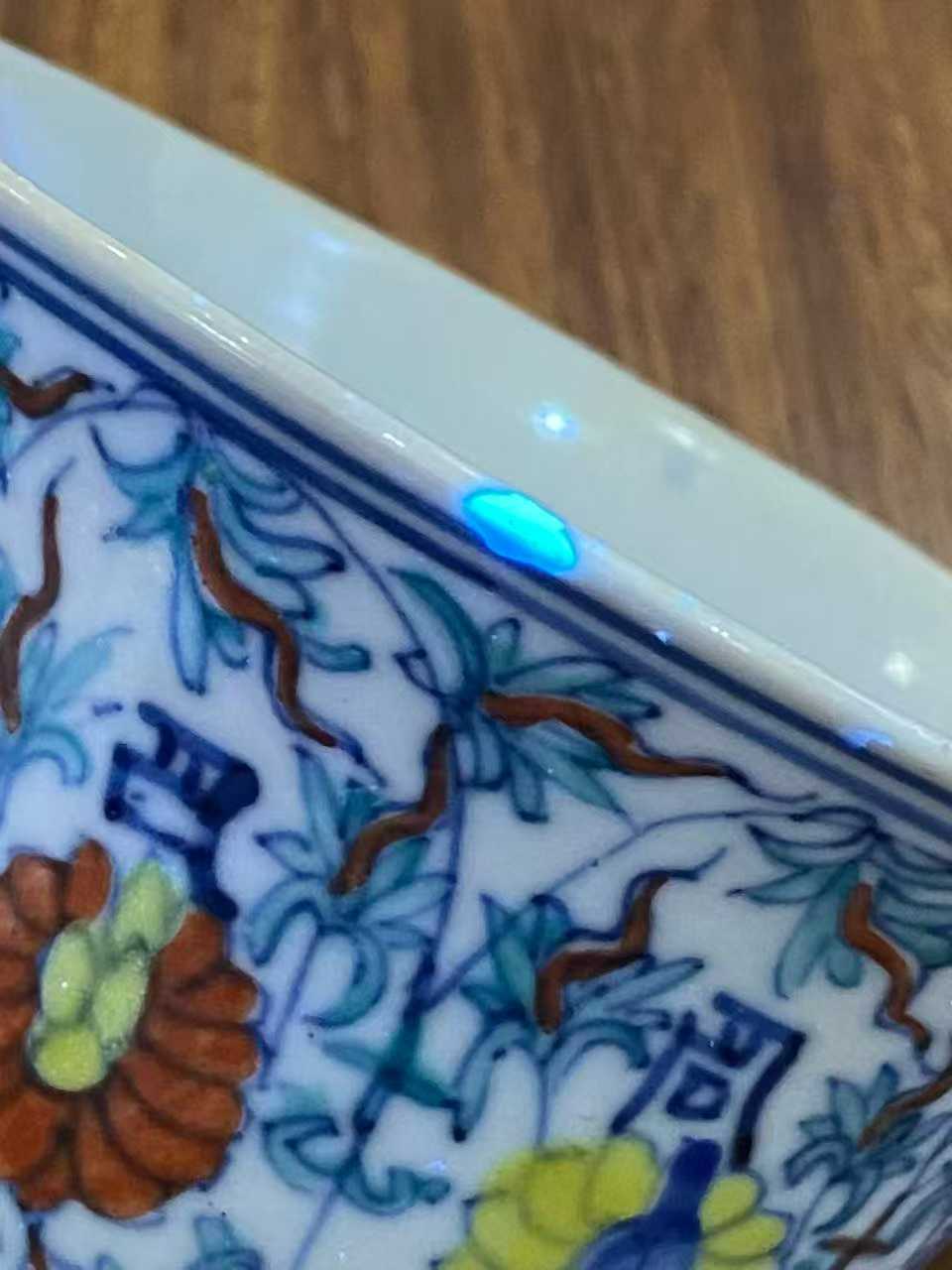 斗彩莲托梵纹杯 款：大清雍正年制