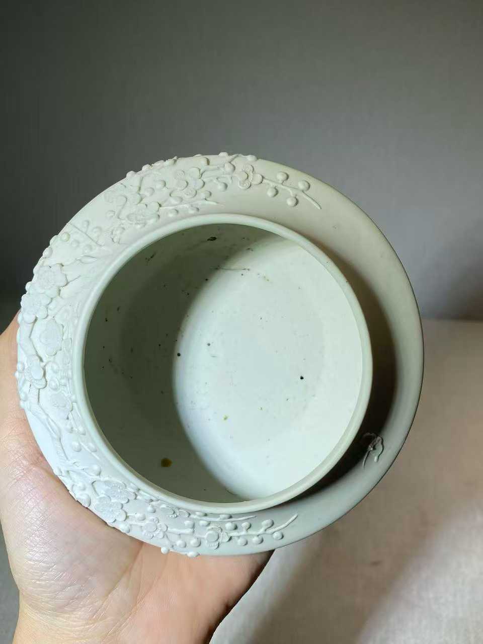 雕瓷堆塑梅花水盂