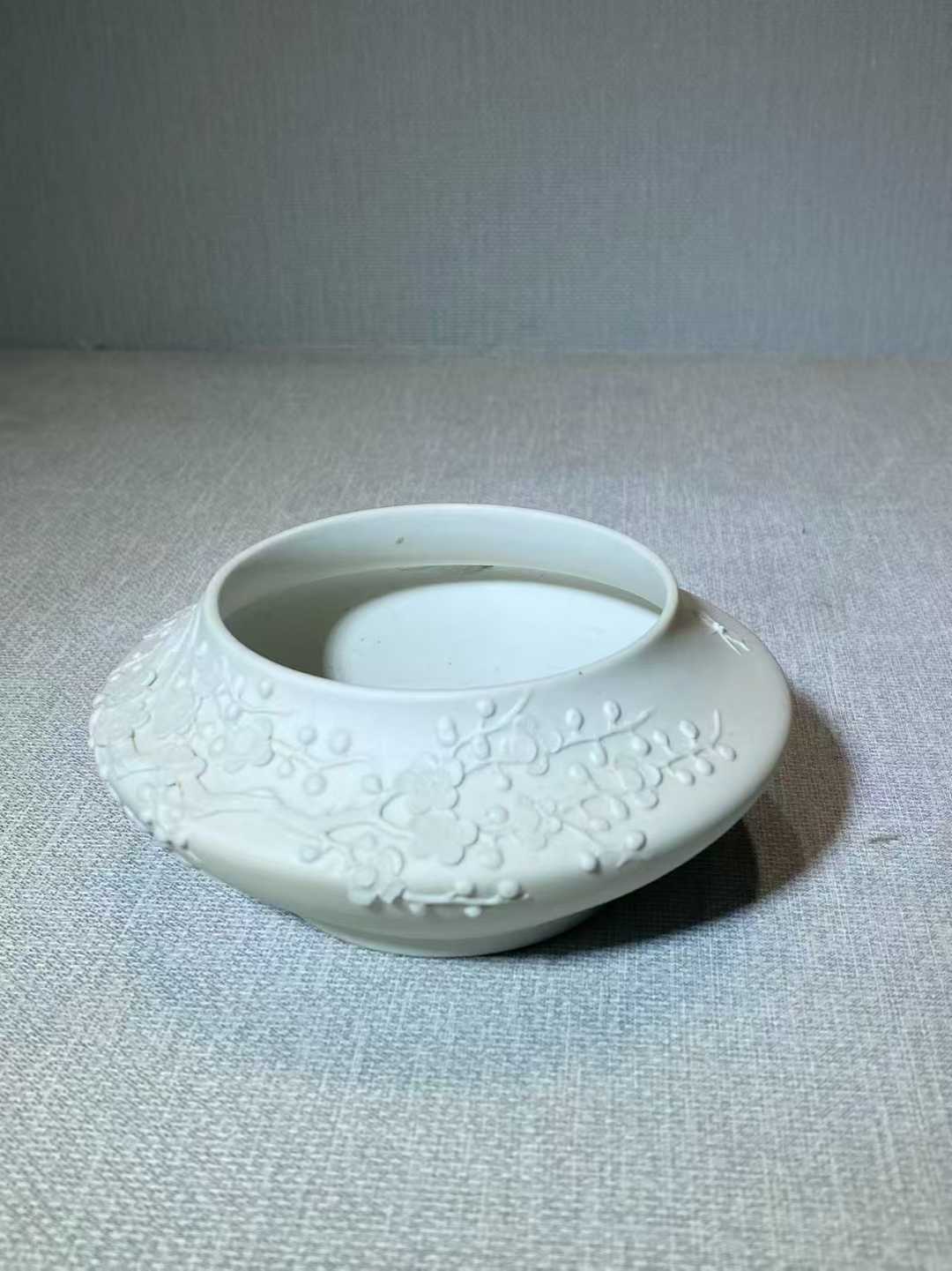 雕瓷堆塑梅花水盂