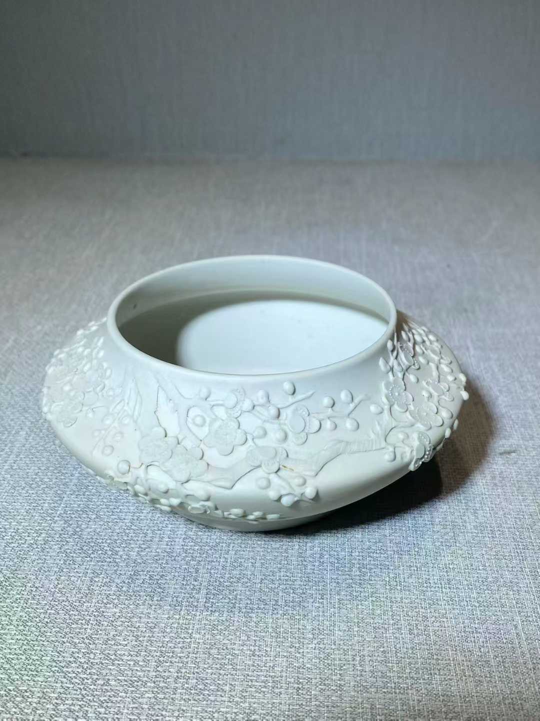雕瓷堆塑梅花水盂