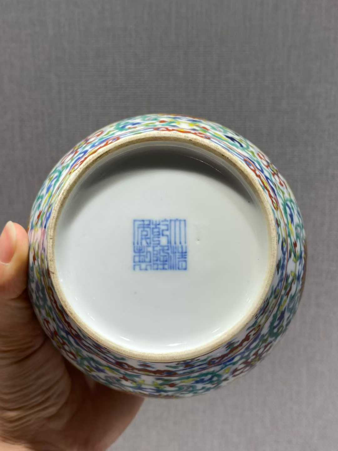 斗彩缠枝莲纹天字罐 款：大清乾隆年制