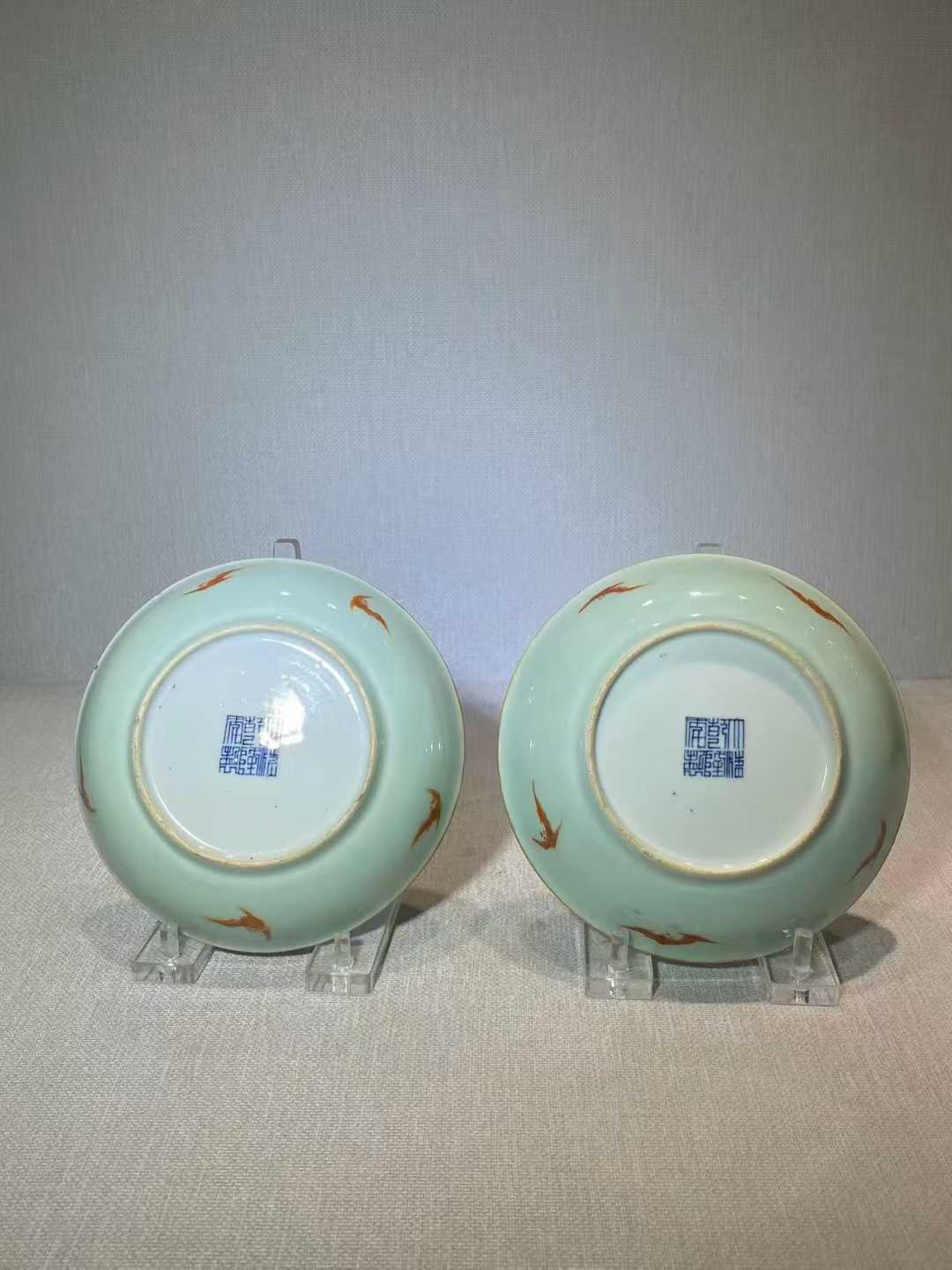 豆青地粉彩洞石花卉纹盘一对 款：大清乾隆年制