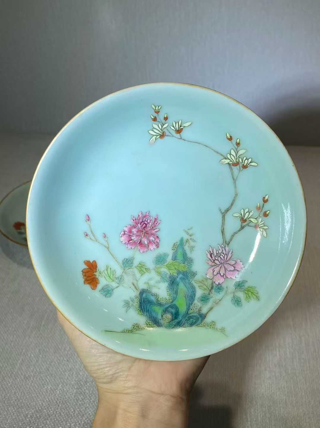 豆青地粉彩洞石花卉纹盘一对 款：大清乾隆年制