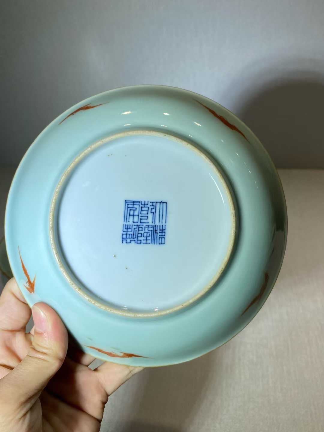 豆青地粉彩洞石花卉纹盘一对 款：大清乾隆年制