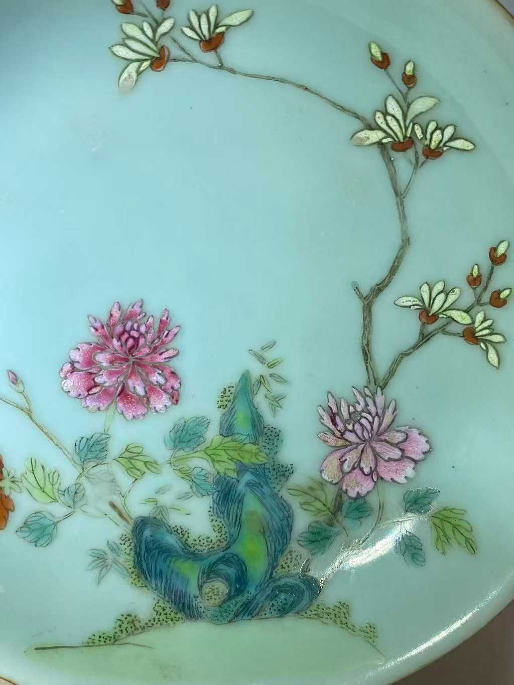 豆青地粉彩洞石花卉纹盘一对 款：大清乾隆年制