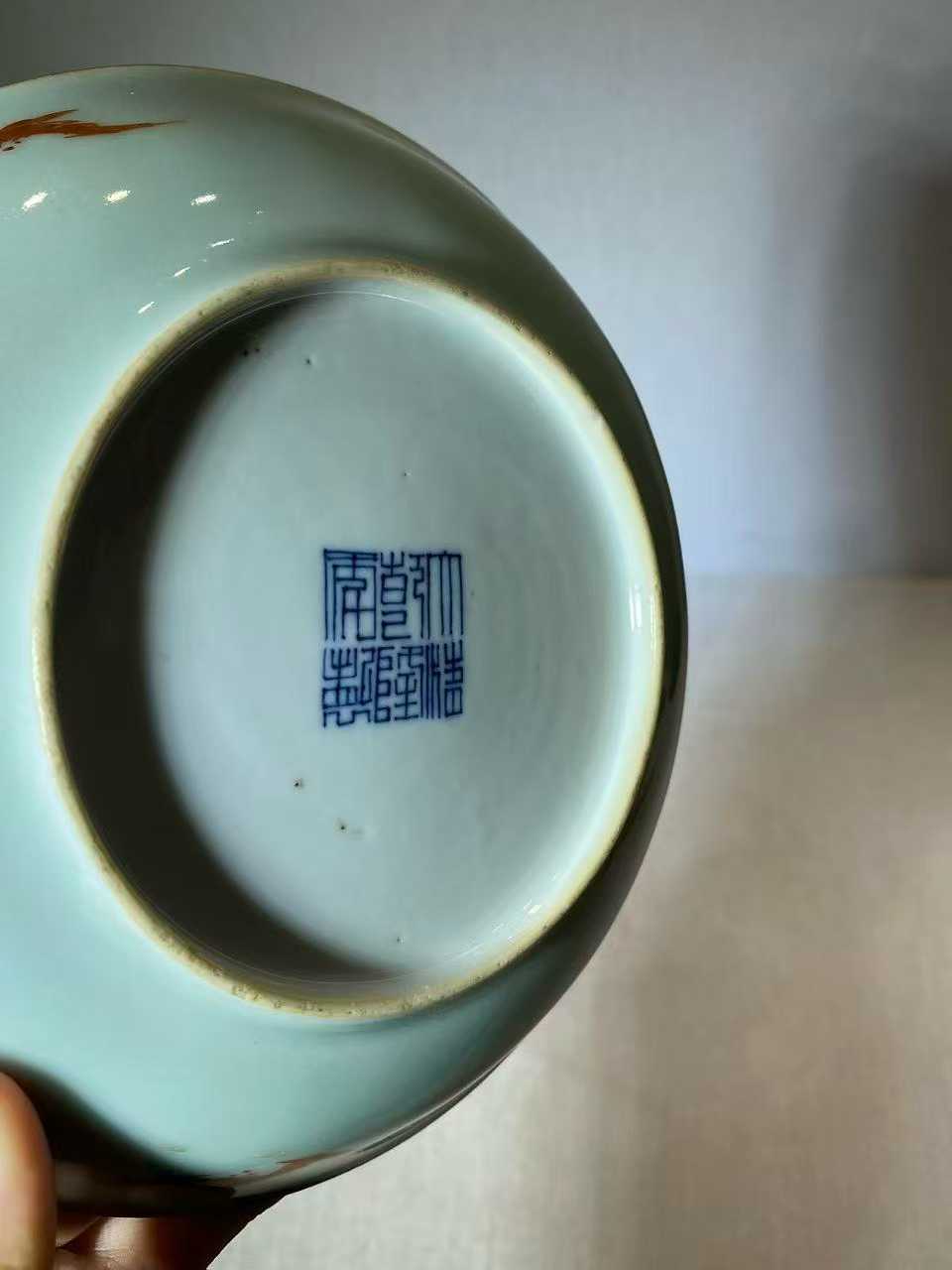 豆青地粉彩洞石花卉纹盘一对 款：大清乾隆年制