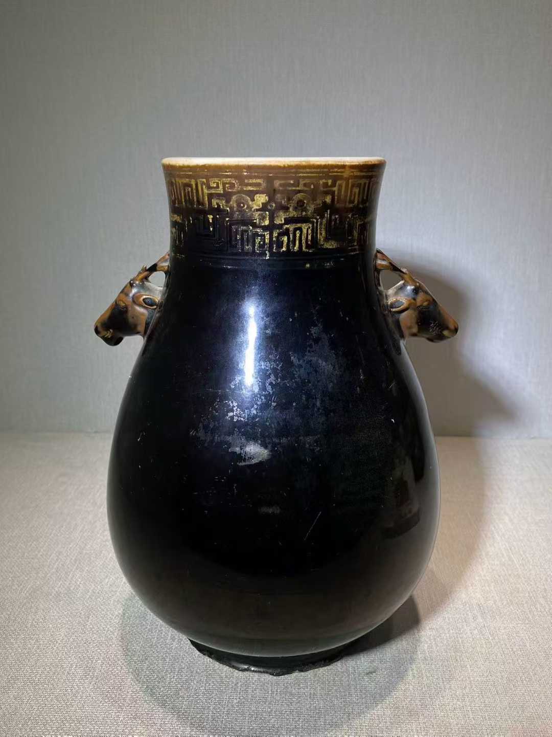 乌金釉描金夔龙纹鹿头尊