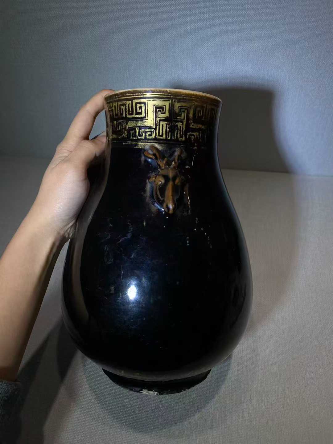 乌金釉描金夔龙纹鹿头尊