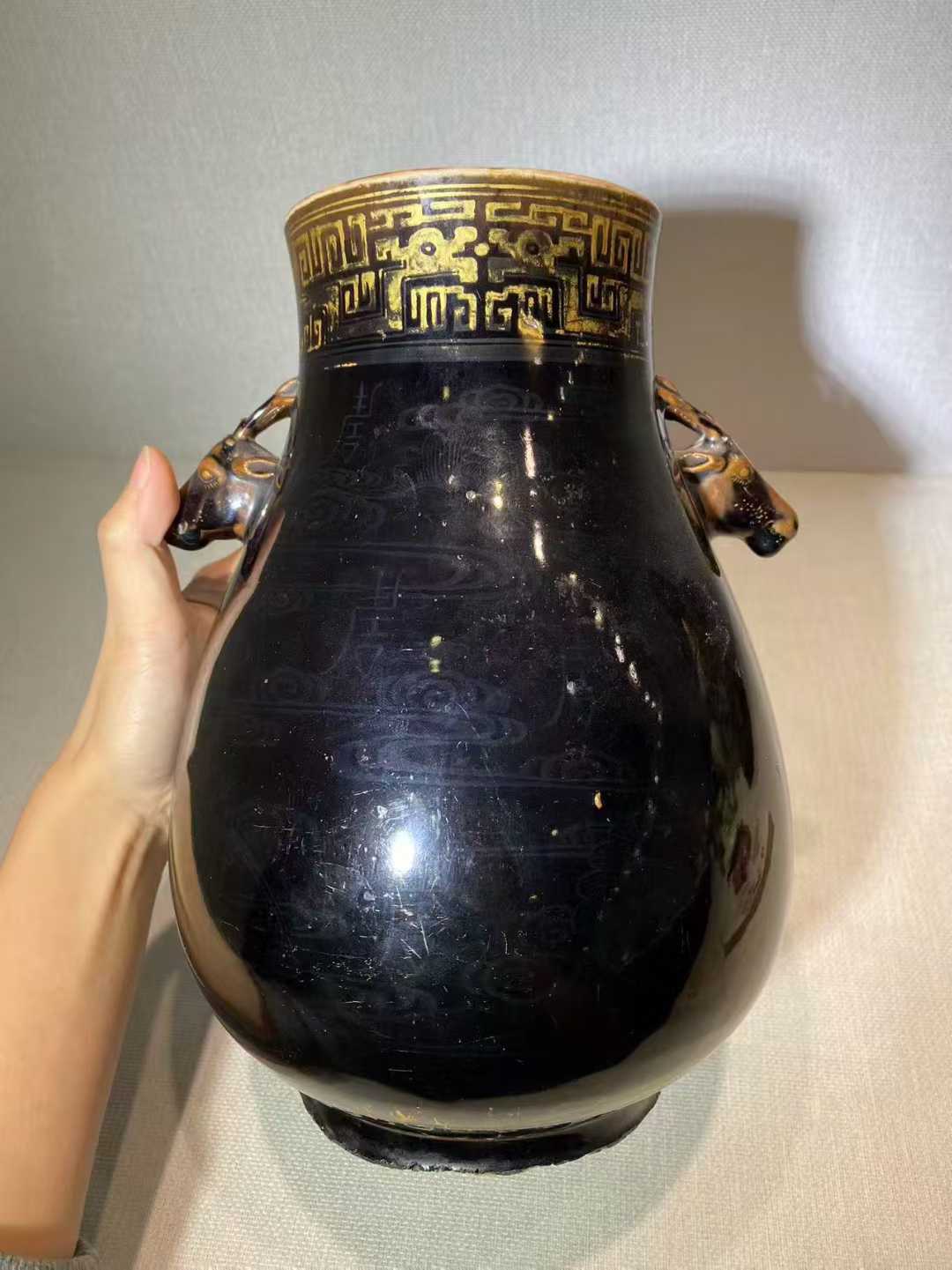 乌金釉描金夔龙纹鹿头尊