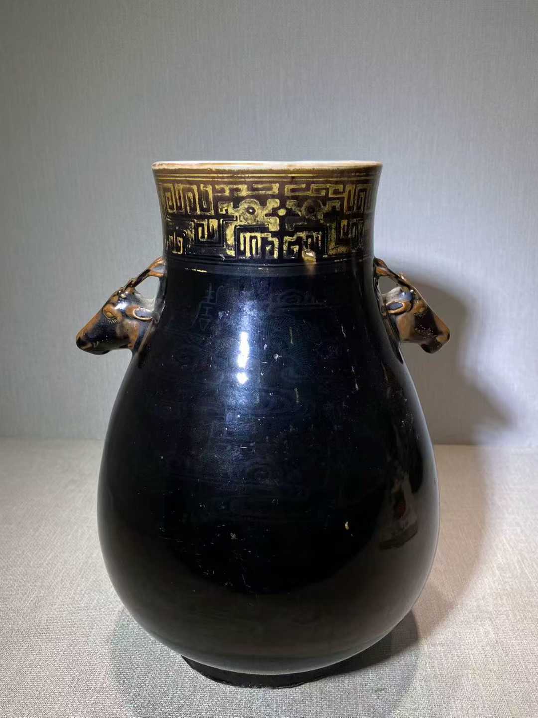 乌金釉描金夔龙纹鹿头尊