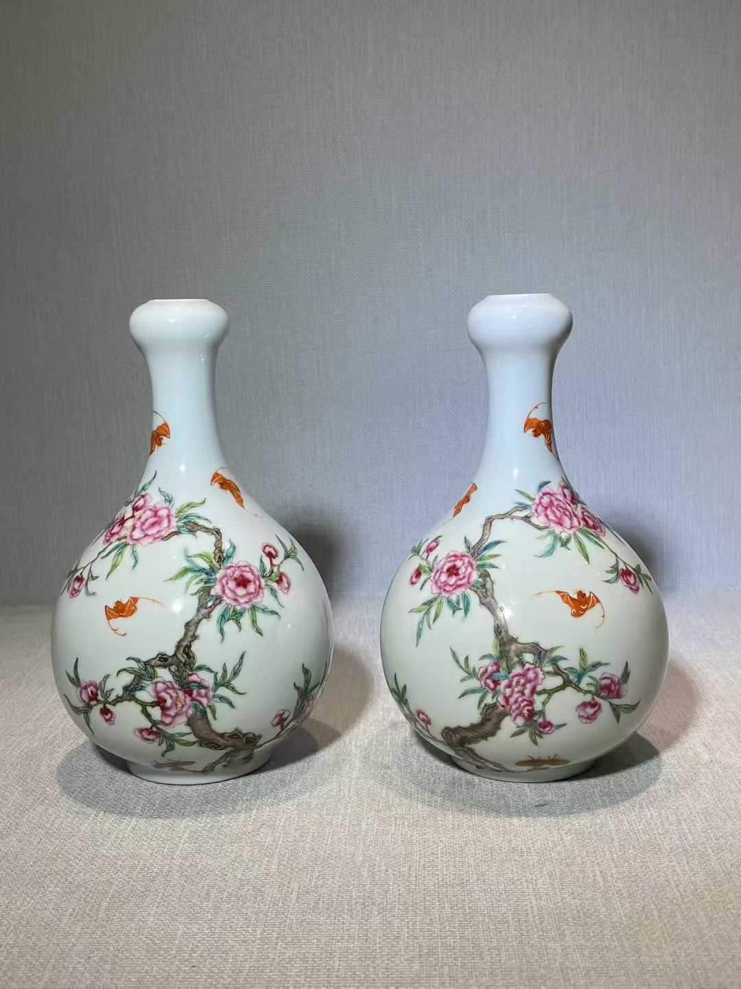 仿珐琅彩蝙蝠桃花诗文蒜头瓶一对 款：乾隆年制