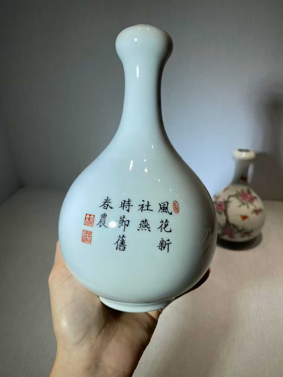 仿珐琅彩蝙蝠桃花诗文蒜头瓶一对 款：乾隆年制