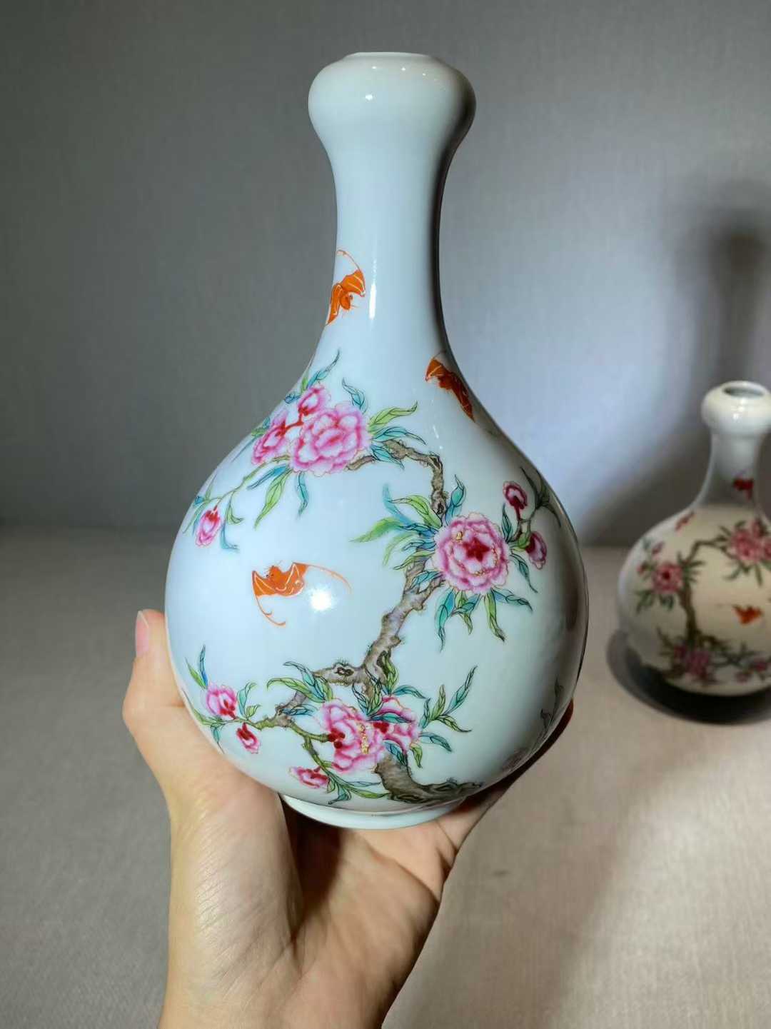 仿珐琅彩蝙蝠桃花诗文蒜头瓶一对 款：乾隆年制