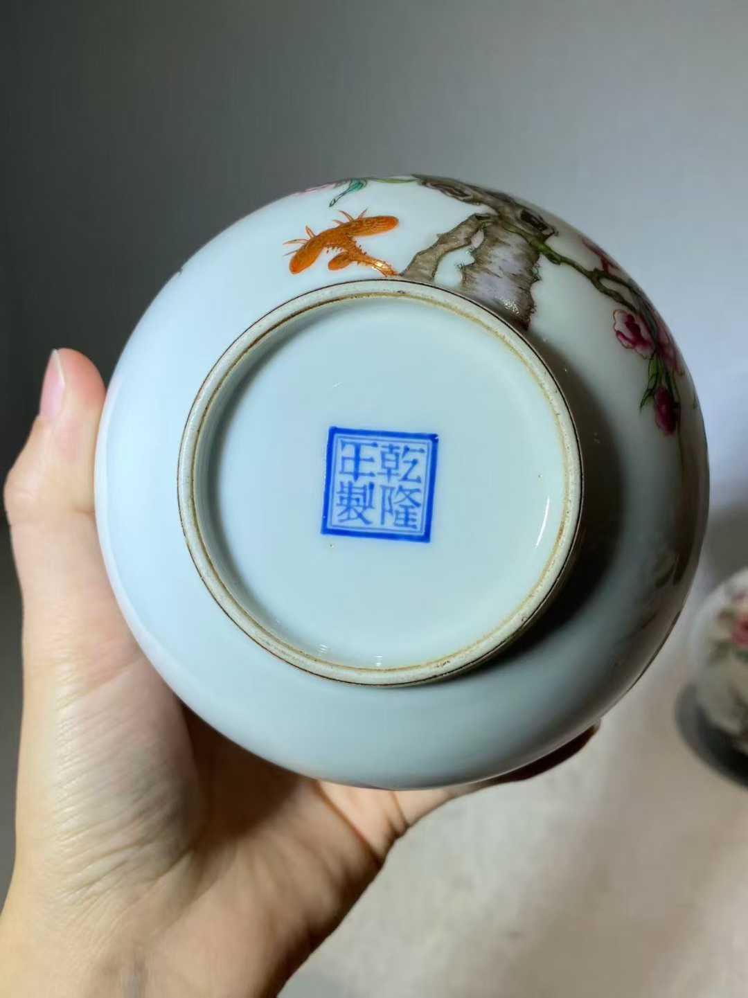 仿珐琅彩蝙蝠桃花诗文蒜头瓶一对 款：乾隆年制