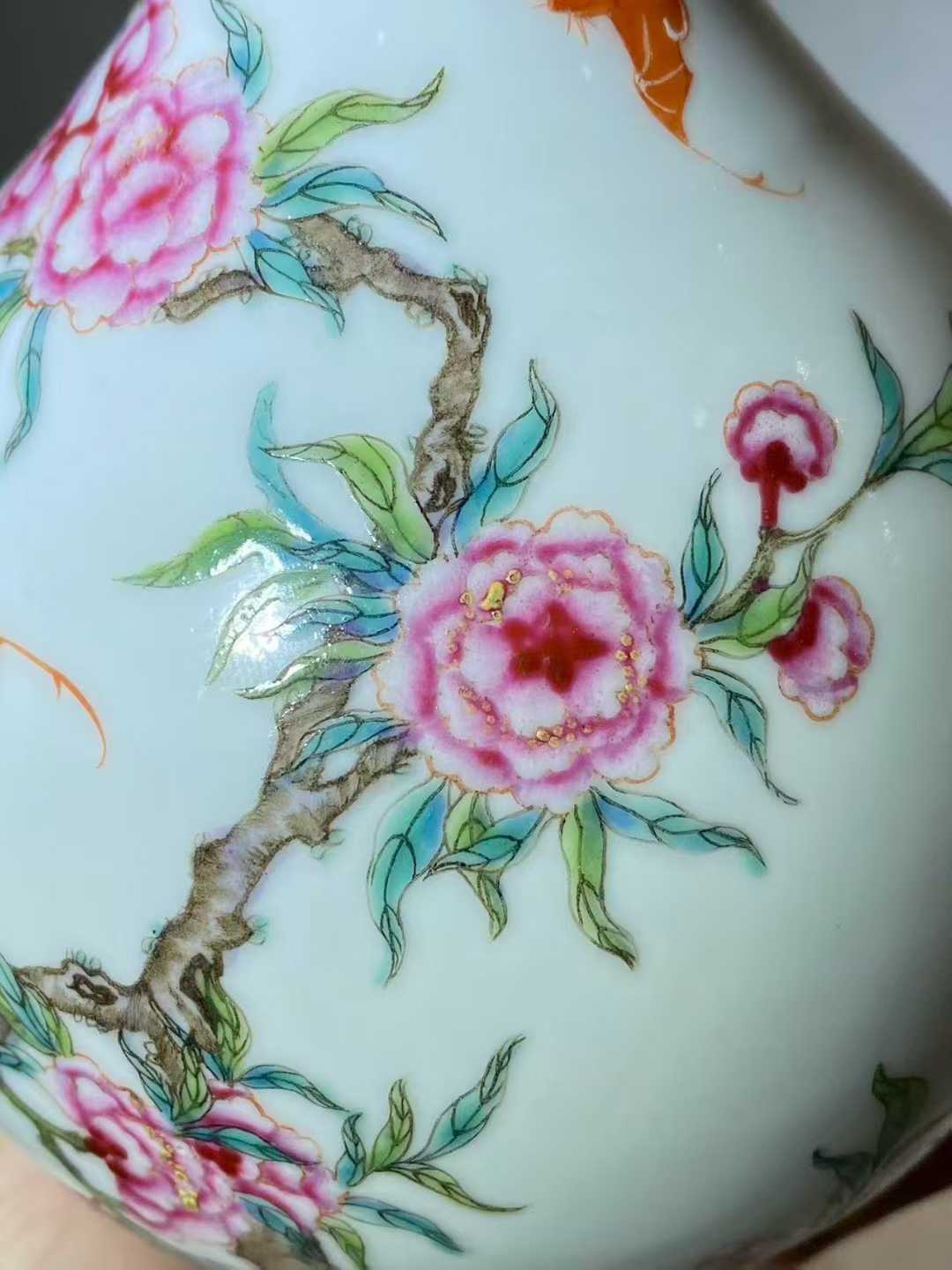仿珐琅彩蝙蝠桃花诗文蒜头瓶一对 款：乾隆年制