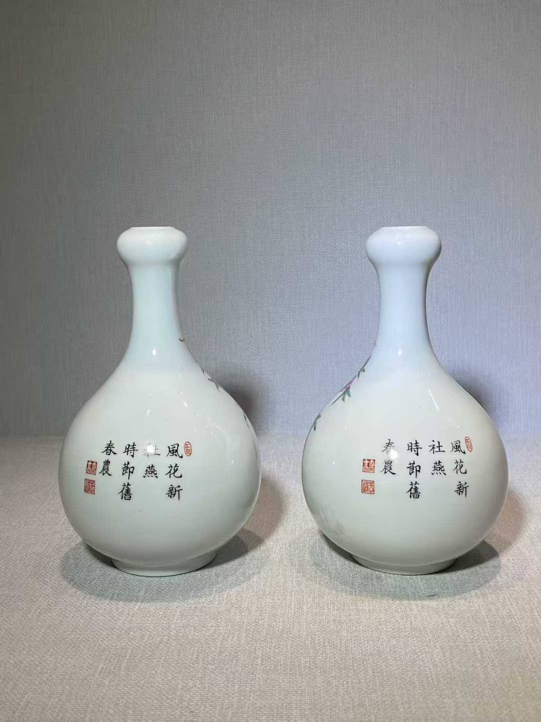 仿珐琅彩蝙蝠桃花诗文蒜头瓶一对 款：乾隆年制