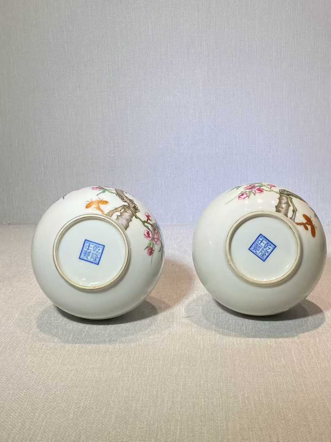 仿珐琅彩蝙蝠桃花诗文蒜头瓶一对 款：乾隆年制