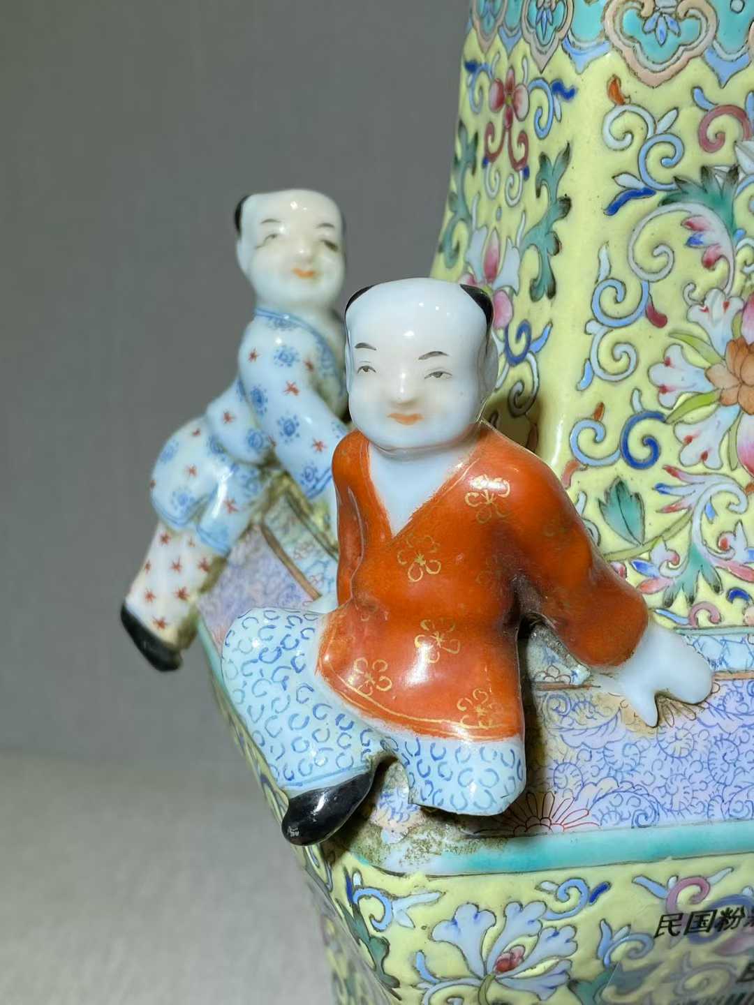 粉彩五子托瓶旺四方图瓶
