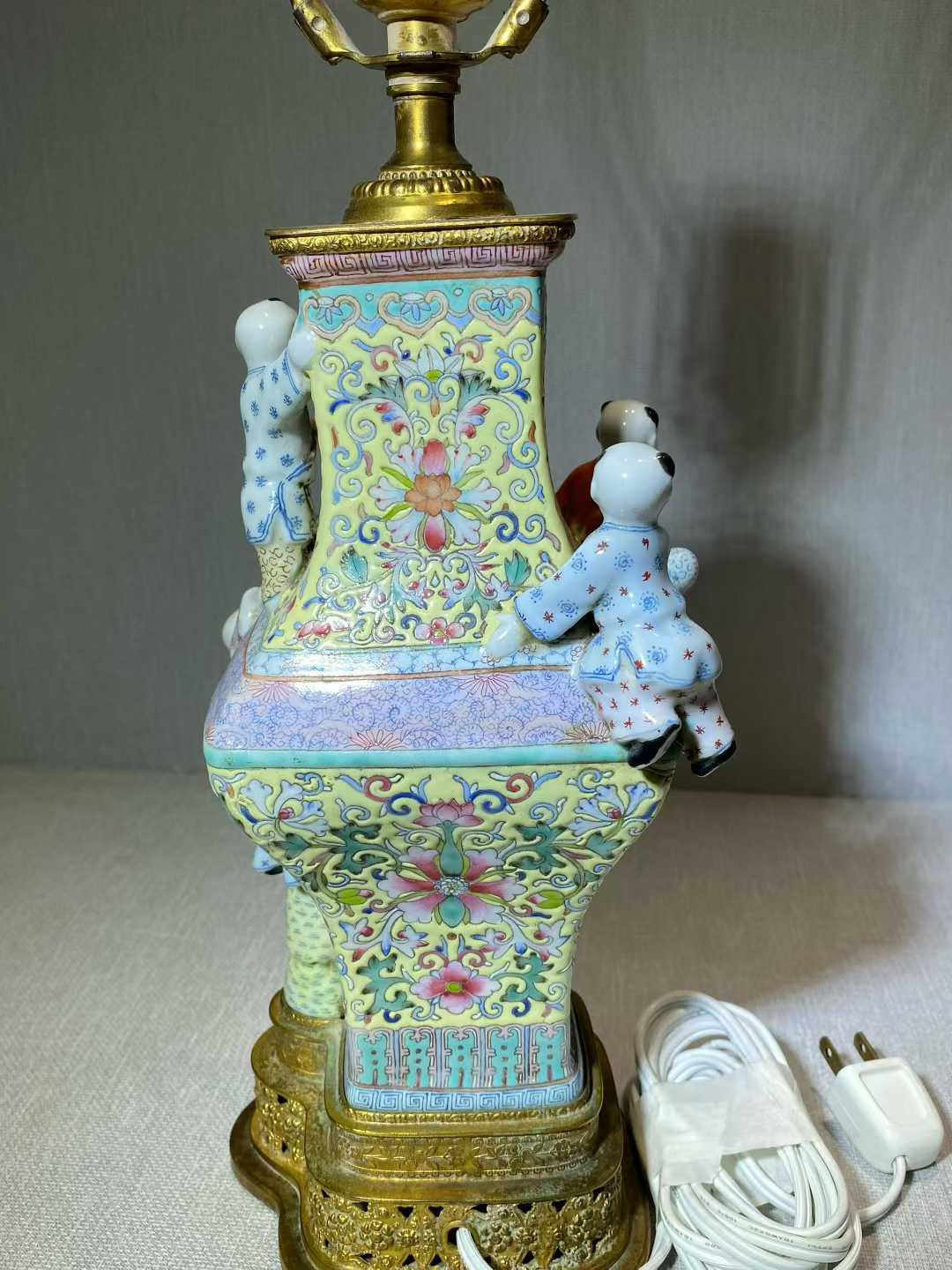 粉彩五子托瓶旺四方图瓶