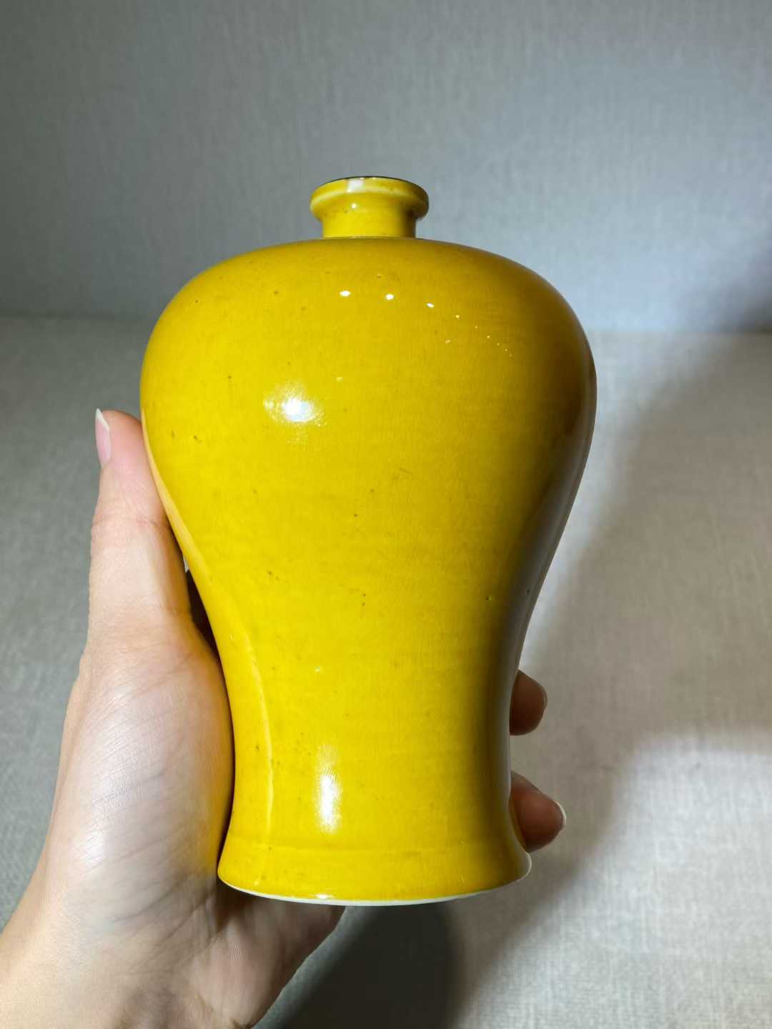 鸡油黄釉梅瓶