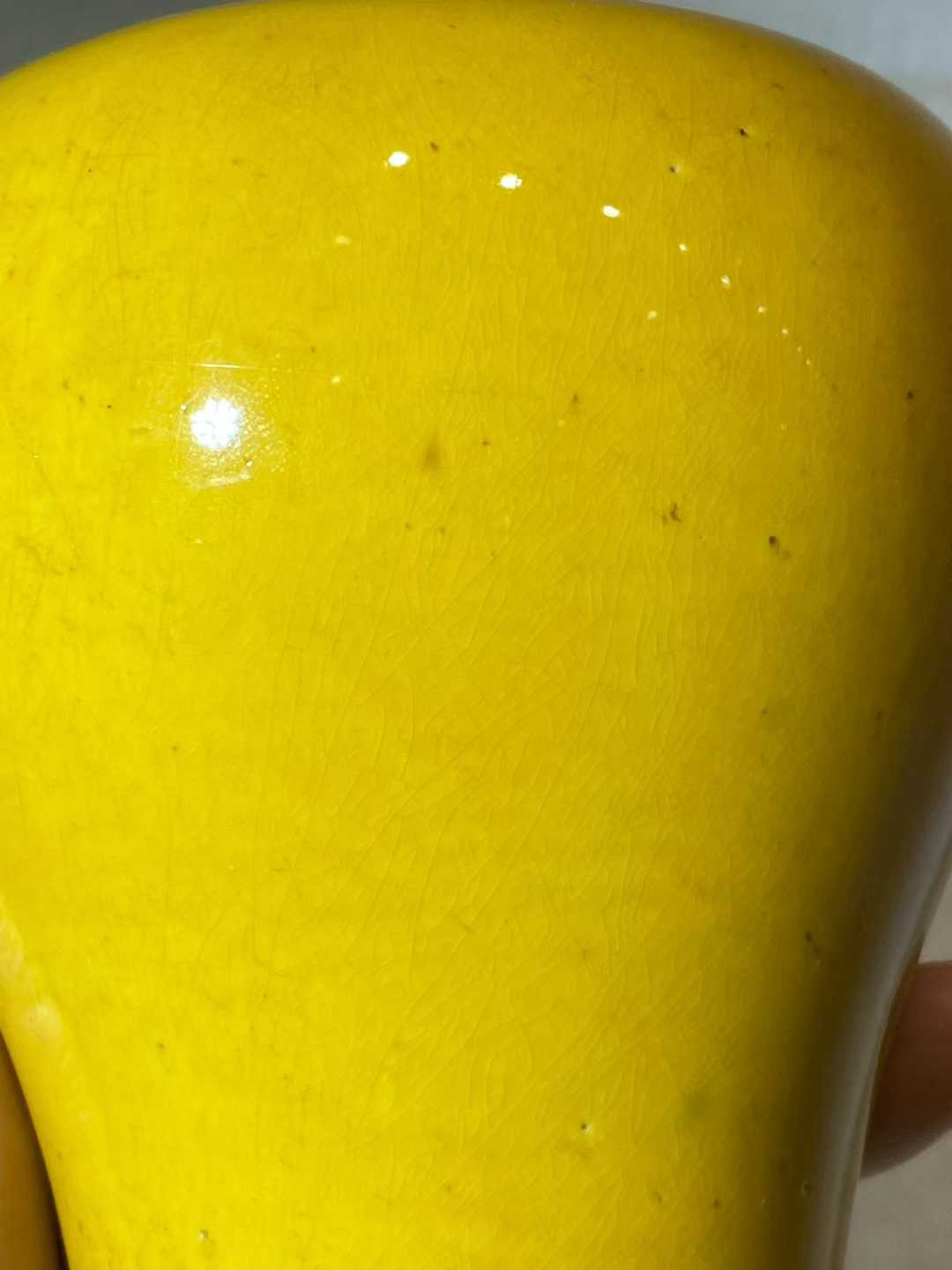 鸡油黄釉梅瓶