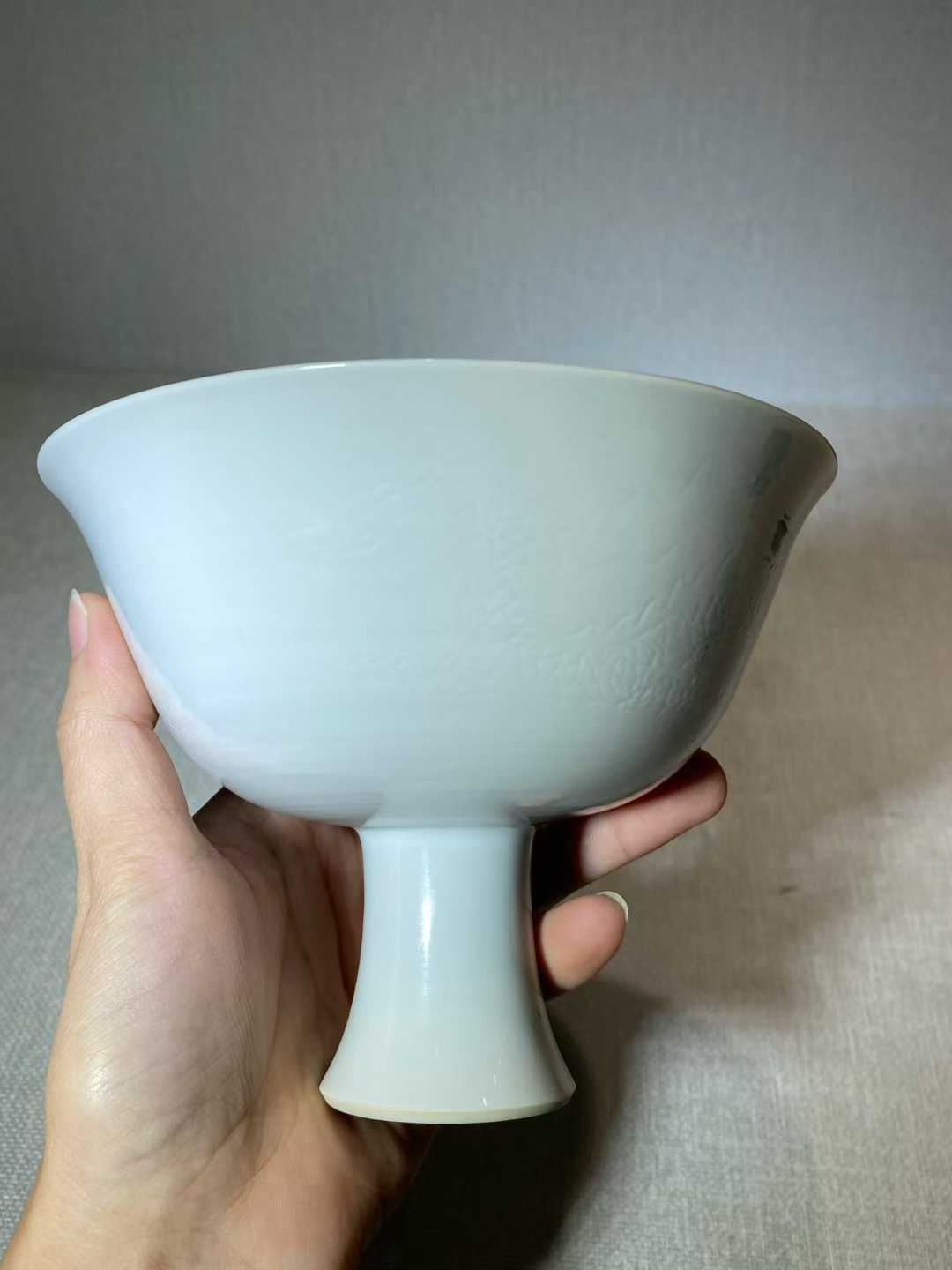 仿甜白釉暗双龙赶珠高足碗