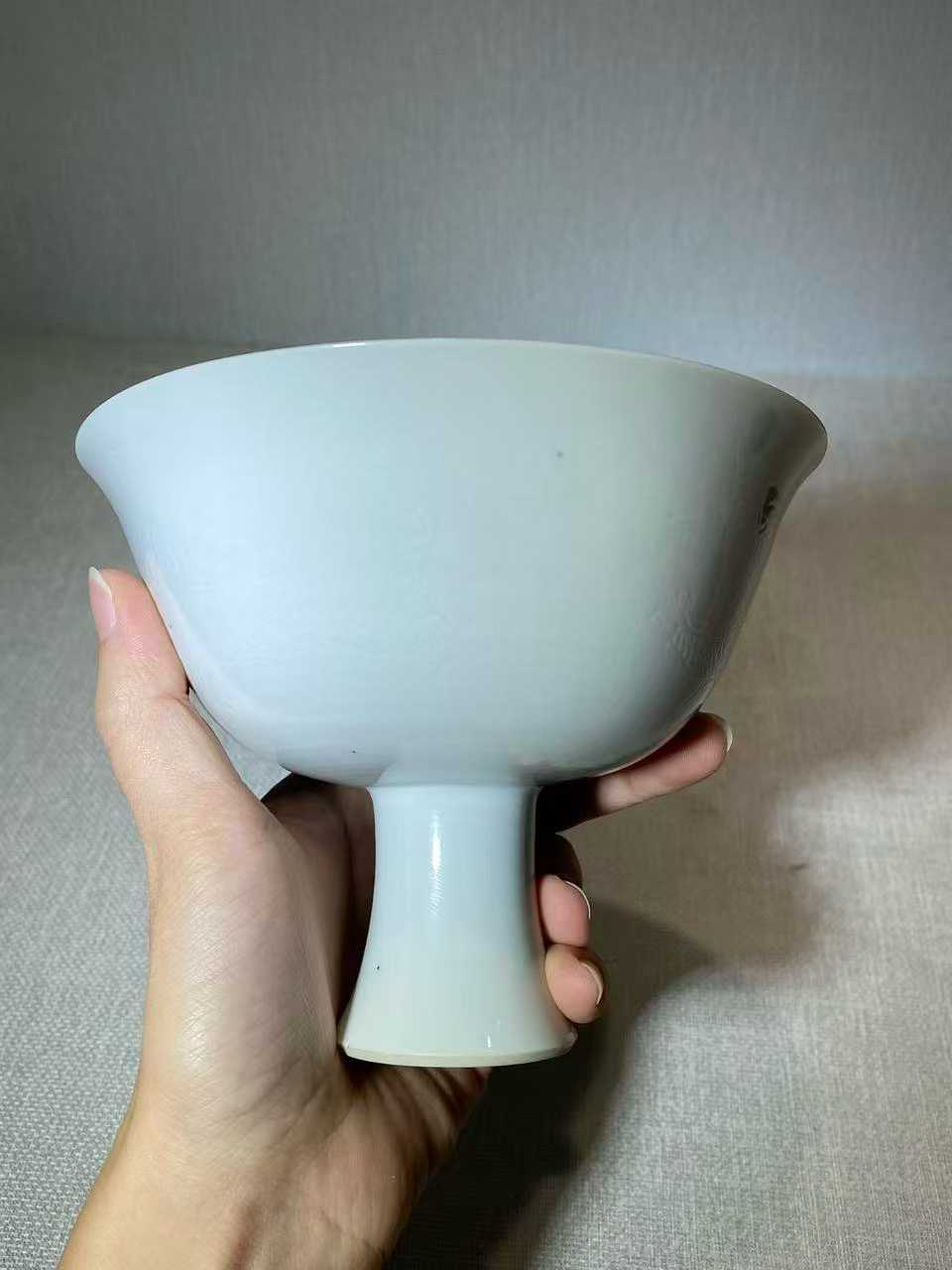 仿甜白釉暗双龙赶珠高足碗