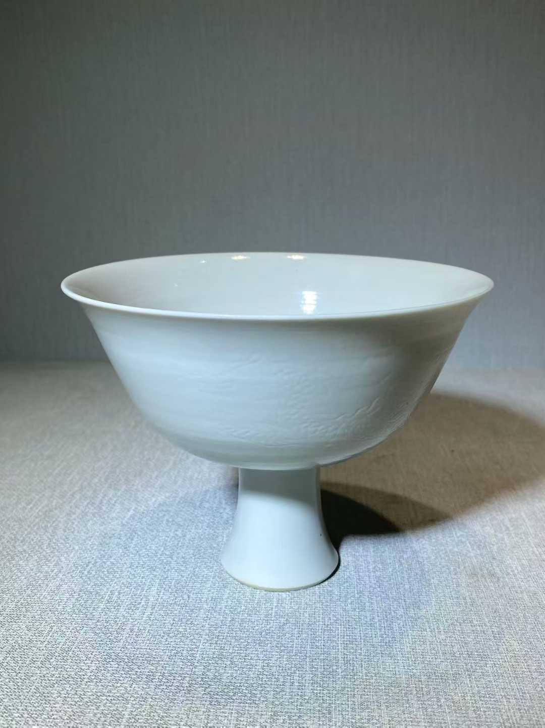 仿甜白釉暗双龙赶珠高足碗