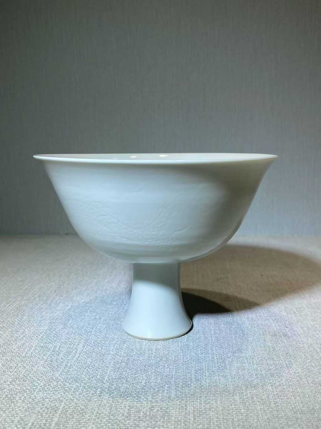 仿甜白釉暗双龙赶珠高足碗