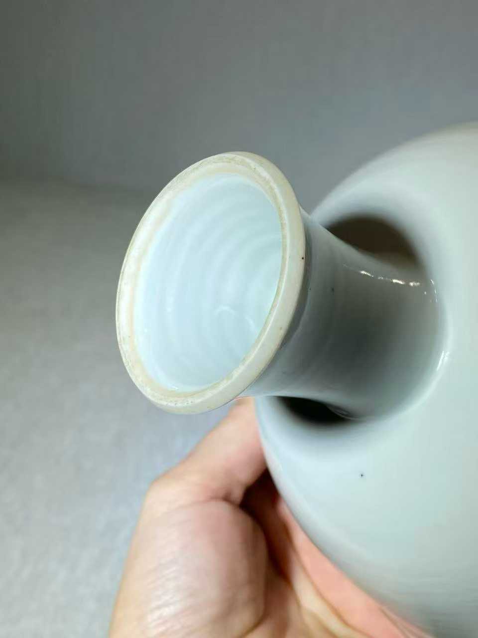 仿甜白釉暗双龙赶珠高足碗