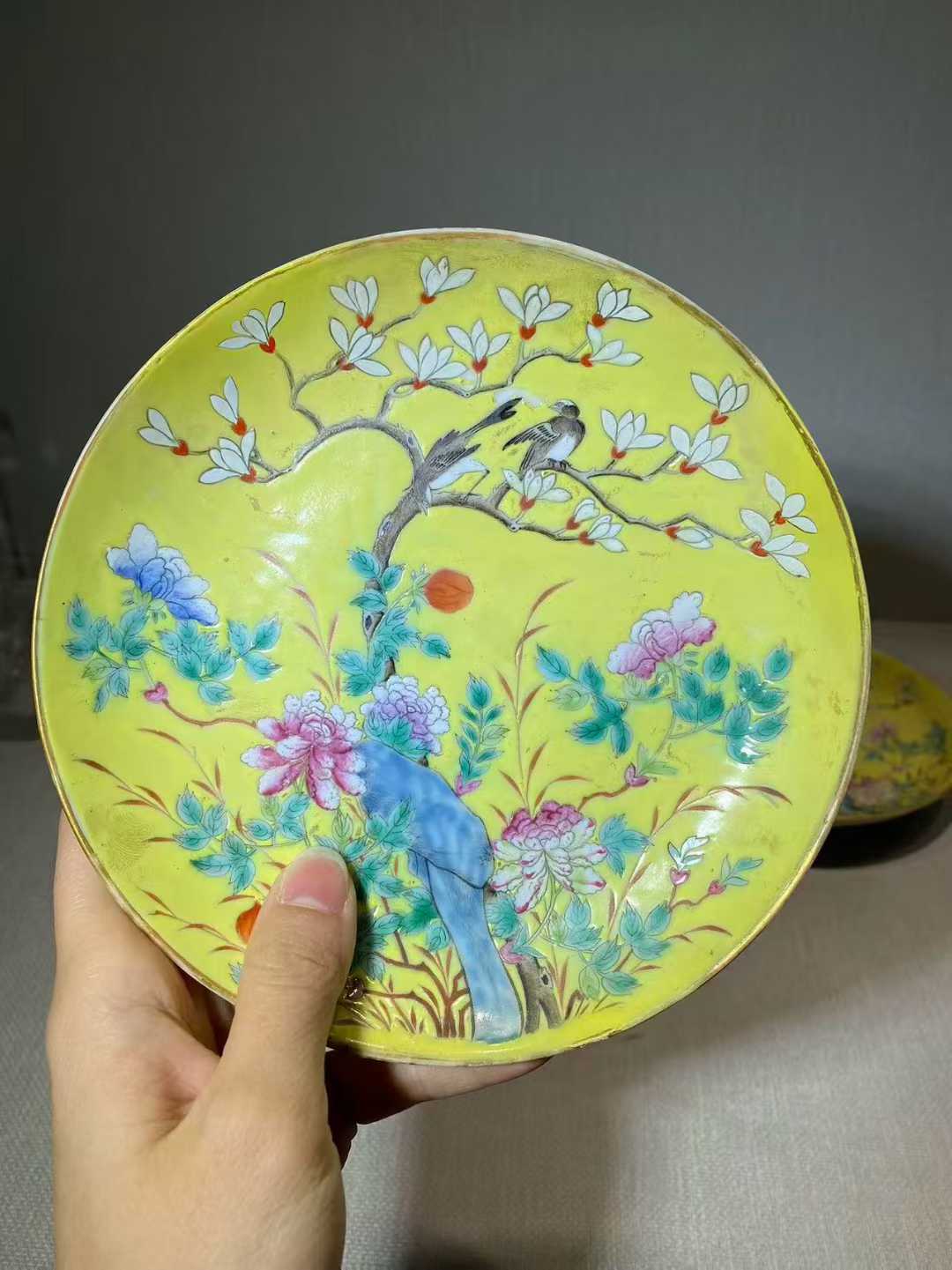 黄地粉彩花鸟图盘一对