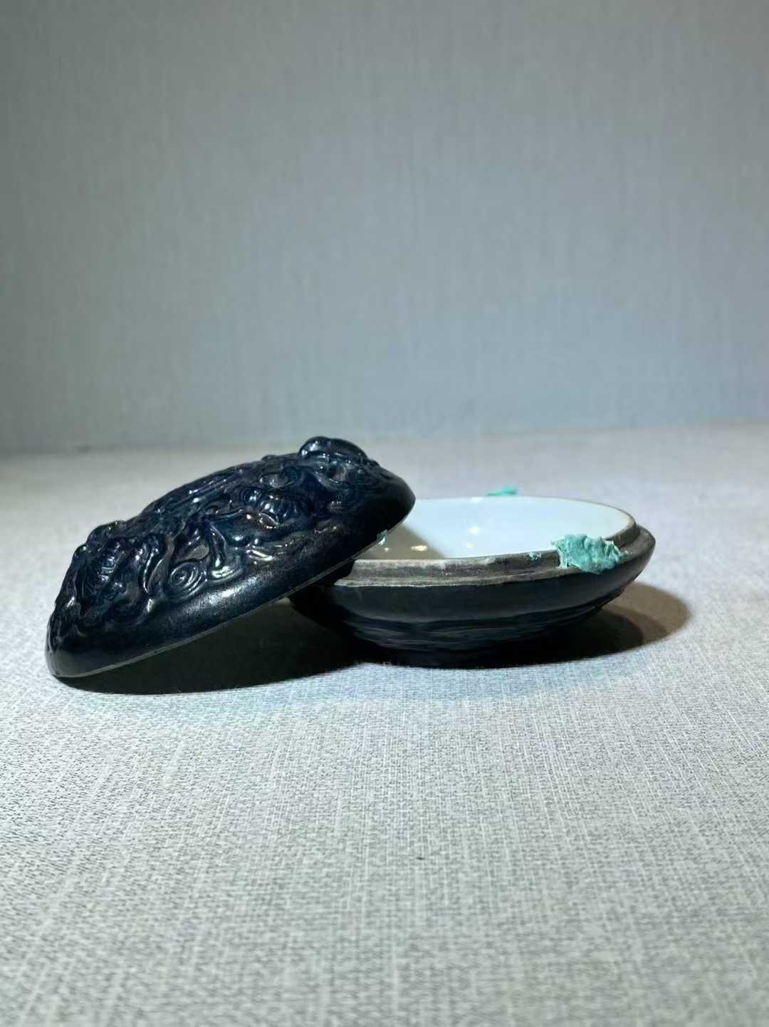 青金石釉模印五福捧寿印盒
