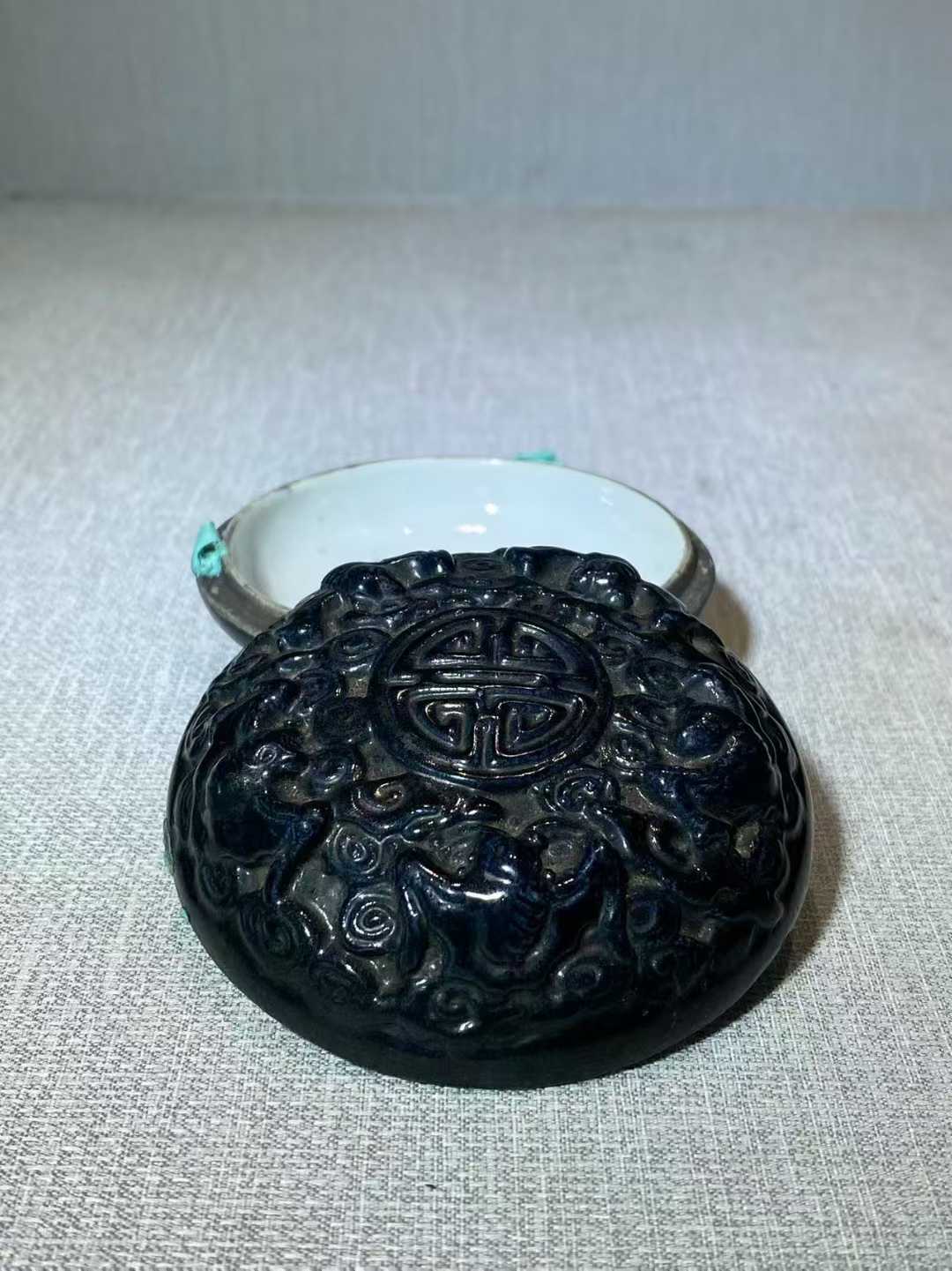 青金石釉模印五福捧寿印盒