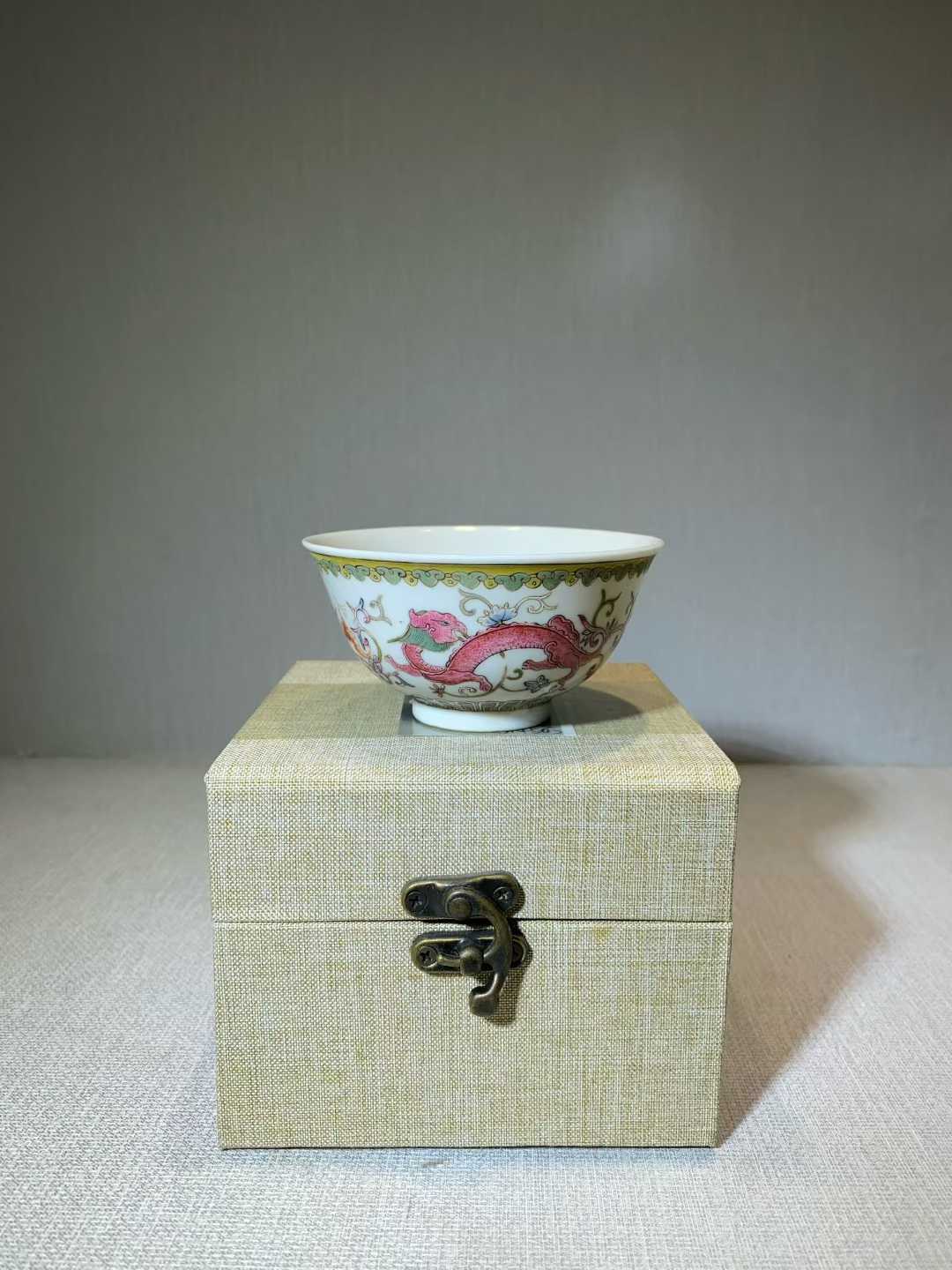 粉彩夔龙纹茶圆
