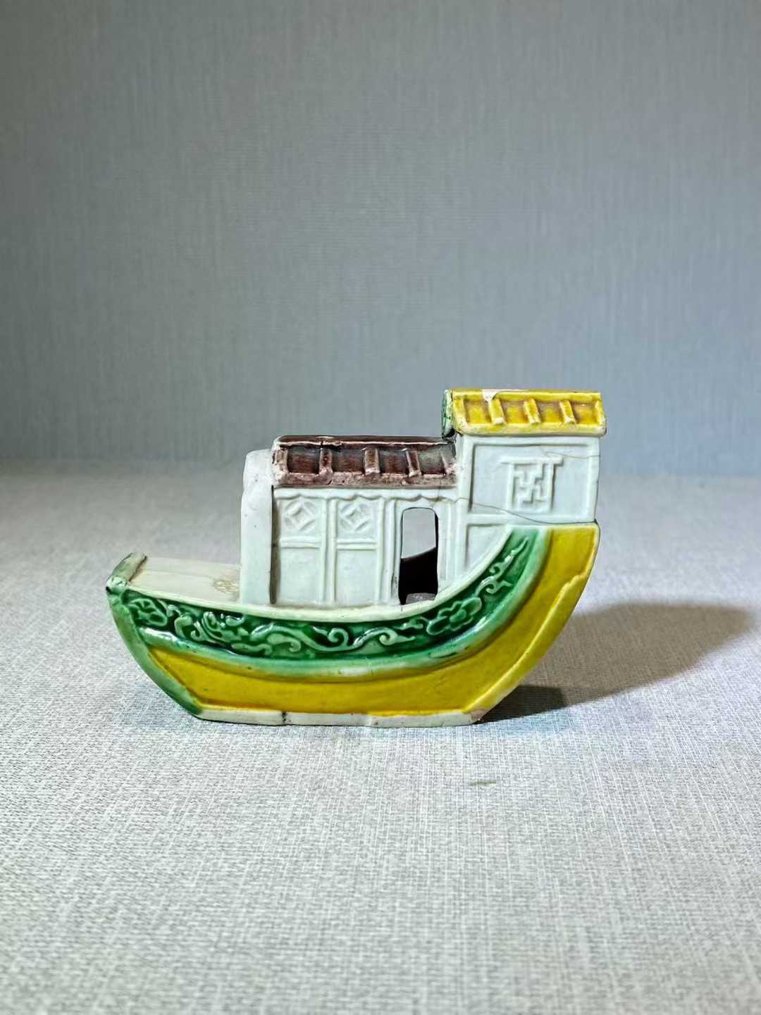素三彩船形水注