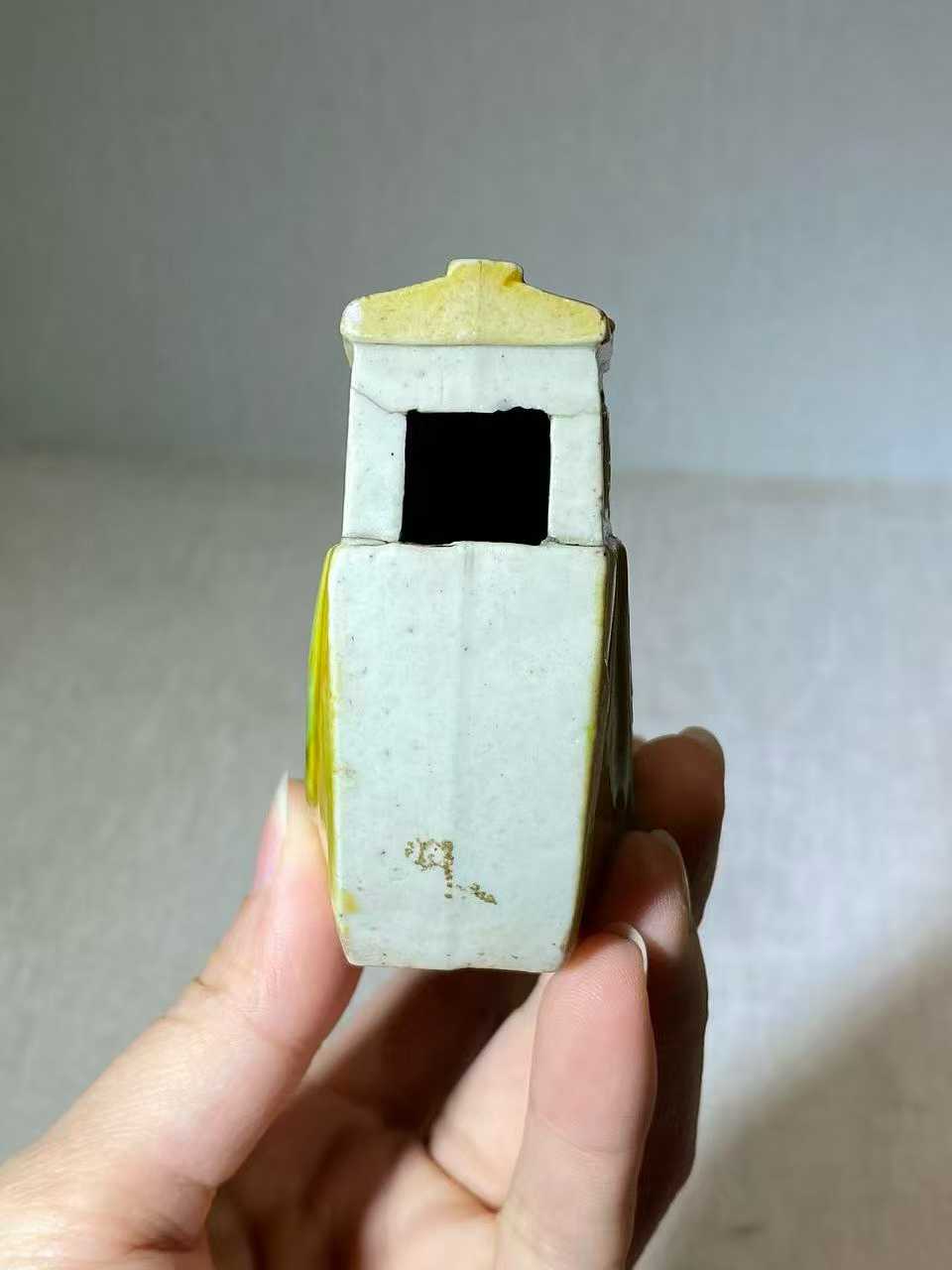 素三彩船形水注