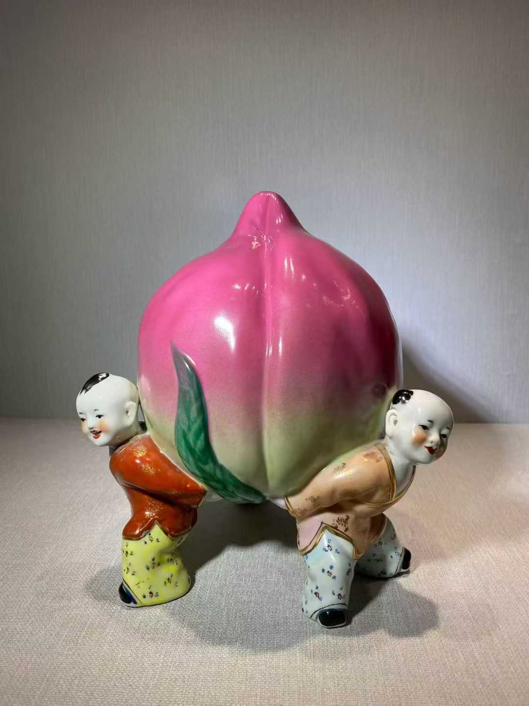 粉彩三童捧寿摆件