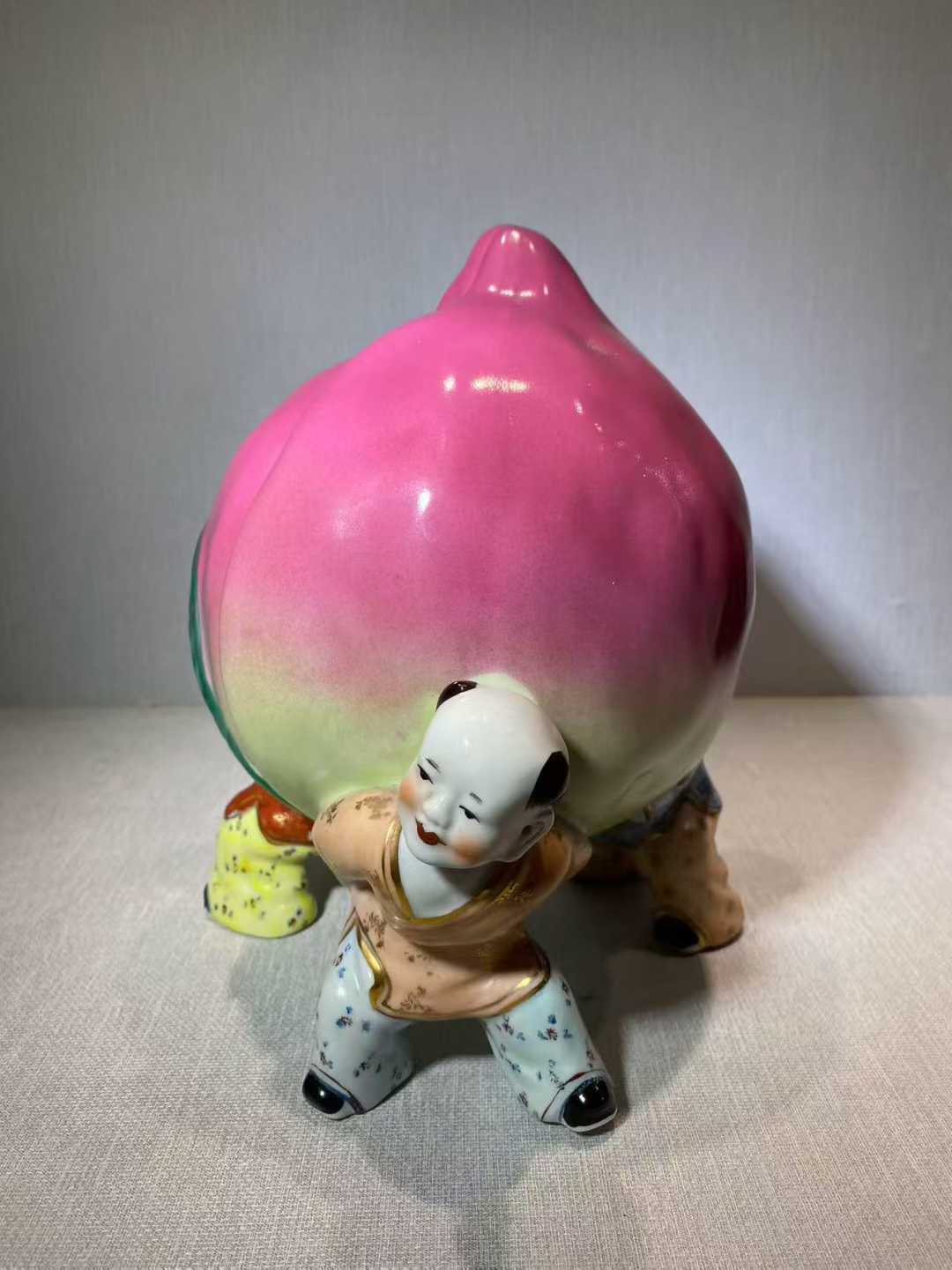 粉彩三童捧寿摆件