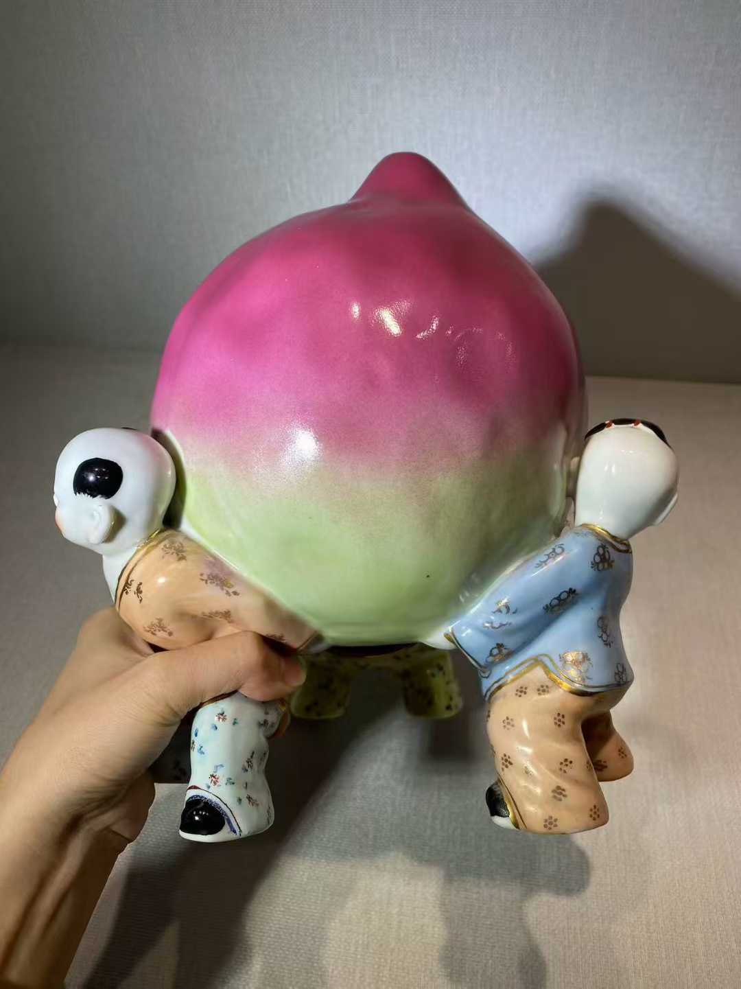 粉彩三童捧寿摆件