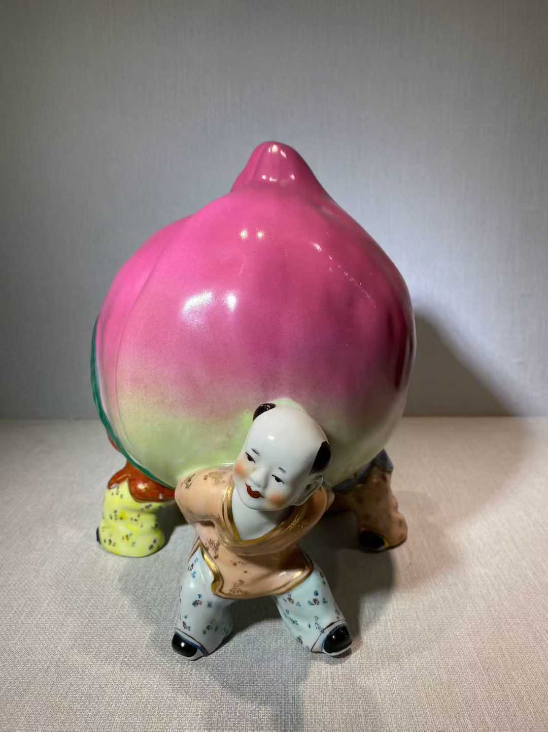 粉彩三童捧寿摆件