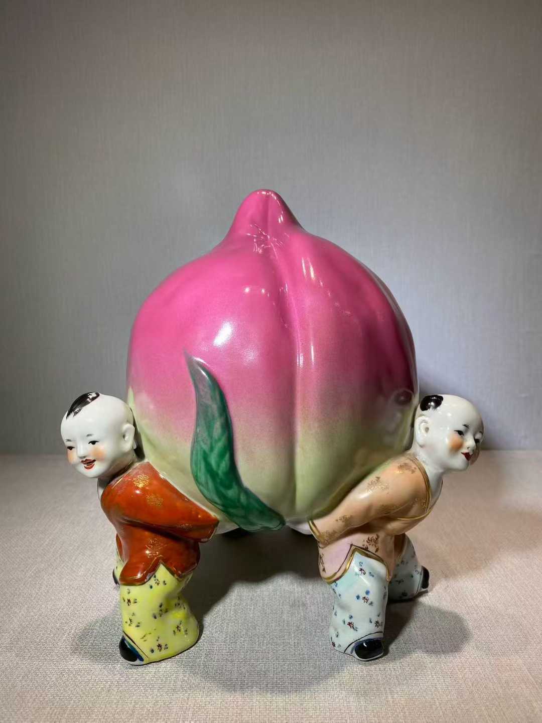 粉彩三童捧寿摆件